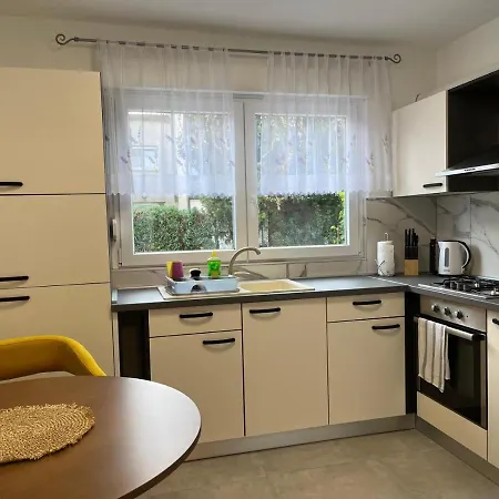 With Free Parking In Quiet Area A Few Minutes To Beaches & Center - Angels Marlen