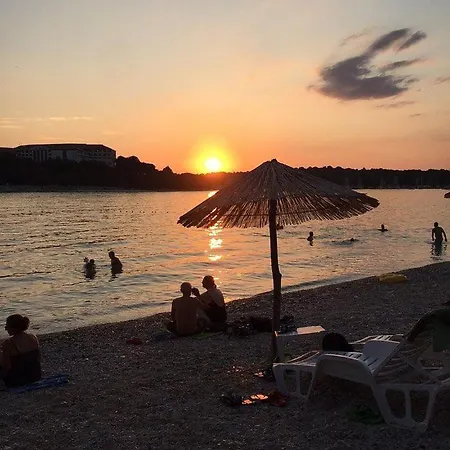 Apartman Apartment With Free Parking In Quiet Area A Few Minutes To Beaches & Center - Angels Marlen Póla